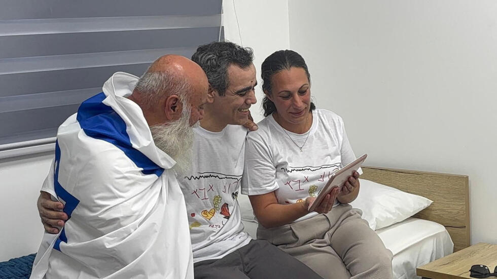 El rehén israelí liberado, Omri Miran, retenido en Gaza desde el mortal ataque del 7 de octubre de 2023 por Hamás, se reúne con su esposa, Lishay Miran-Lav, y su padre, Dani Miran, como parte de un intercambio de prisioneros y rehenes y un acuerdo de alto el fuego entre Israel y Hamás, en Reim, Israel, el 13 de octubre de 2025.