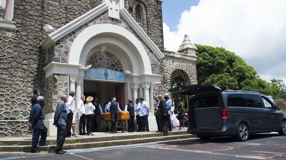 Les funérailles d'une personne décédée du Covid-19 à l'église du Sacré-Coeur de Balata, le 17 août 2021 en Martinique
