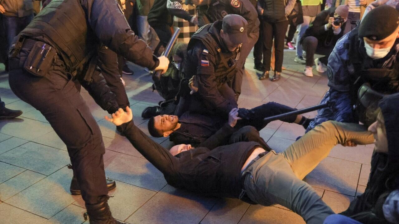 .
Policías rusos detienen a hombres durante una manifestación no autorizada, después de que activistas de la oposición convocaran a manifestaciones contra la movilización de reservistas ordenada por el presidente Vladimir Putin, en Moscú, Rusia, el 21 de septiembre de 2022.