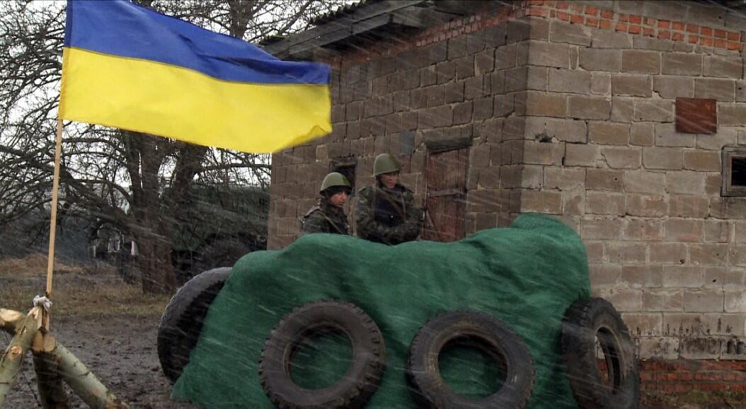 Archivo-Soldados ucranianos en una carretera cerca de Prokhody, una aldea en la región de Kharkiv, a unos 4 km de la frontera con Rusia, el 5 de abril de 2014.
