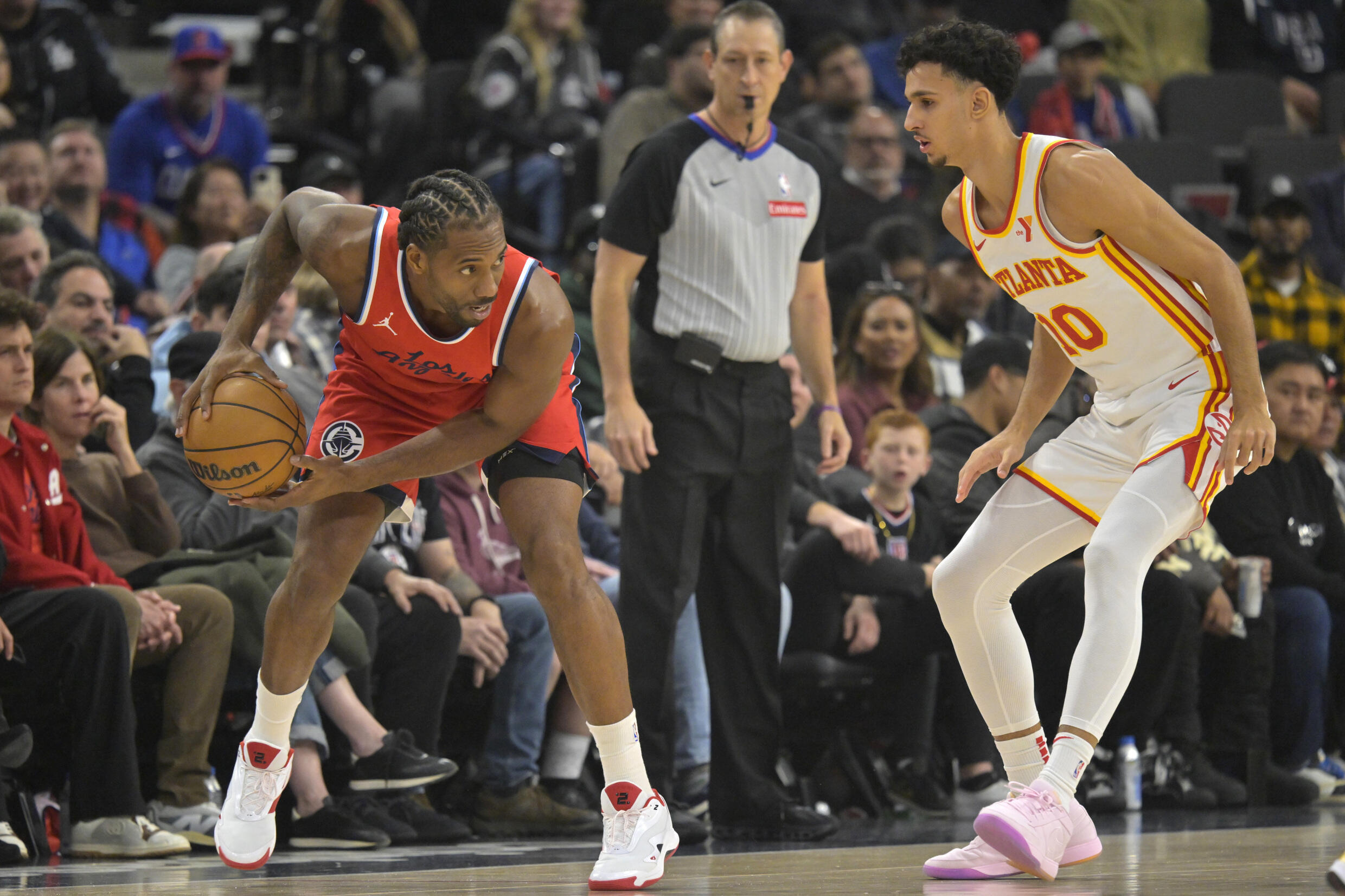 Le basketteur des Los Angeles Clippers Kawhi Leonard face au Français des Atlanta Hawks Zaccharie Risacher, le 4 janvier à Los Angeles.