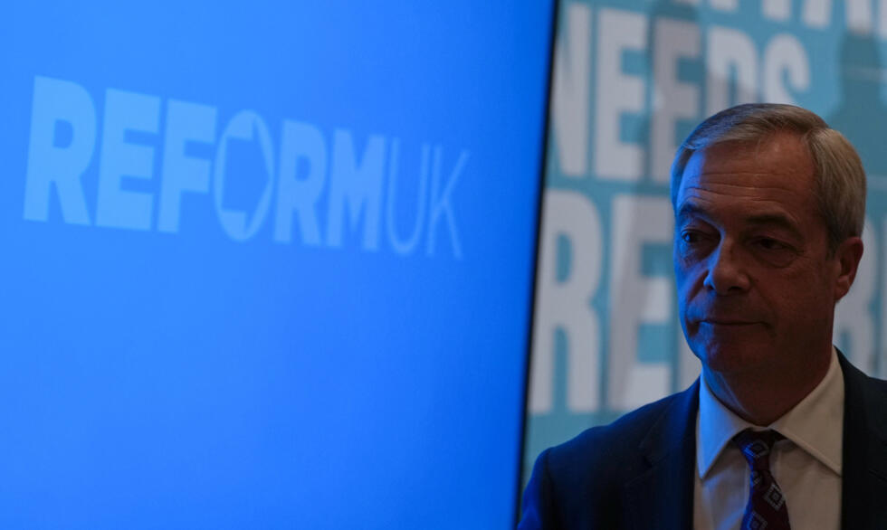 Le leader du parti Reform UK, Nigel Farage, quitte la salle après avoir assisté à une conférence de presse à Londres, le 26 novembre 2025