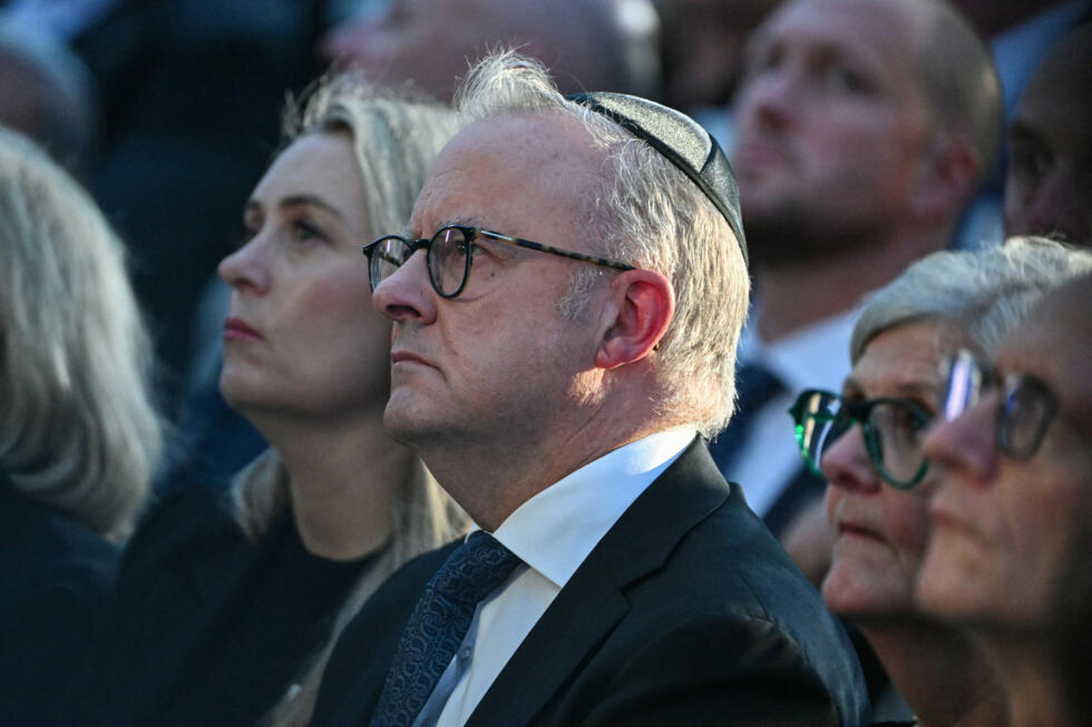 El primer ministro australiano Anthony Albanese (centro) y su esposa Jodie Haydon (izquierda), durante la ceremonia celebrada en la playa de Bondi, en Sídney, el domingo 21 de diciembre de 2025.