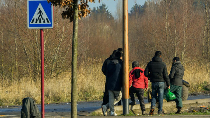 UK should bear more of Calais migrant costs, says French minister