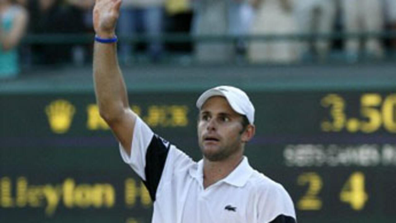 Roddick smashes Murray's Wimbledon dream