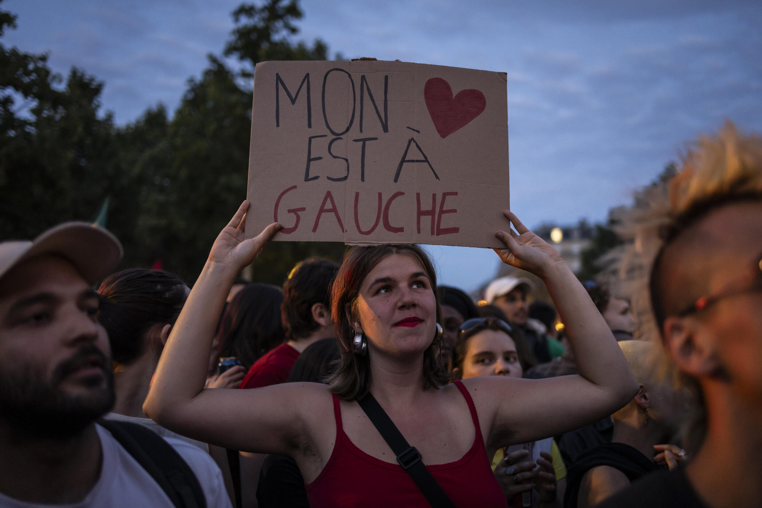 Une foule célèbre l'arrivée en tête surprise du Nouveau Front Populaire (NFP) au second tour des élections législatives, le 7 juillet 2024 place de la République à Paris