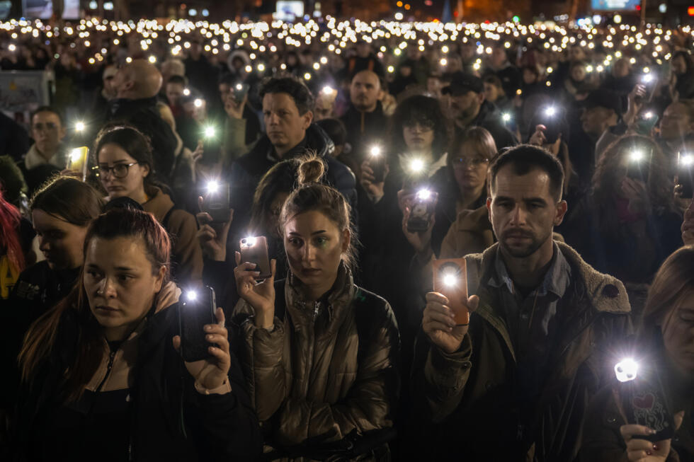 Des manifestants utilisent la lampe de leurs téléphones pendant 15 minutes de silence à Novi Sad le 31 janvier 2025, après l'arrivée d'une marche pour la justice de Belgrade à Novi Sad