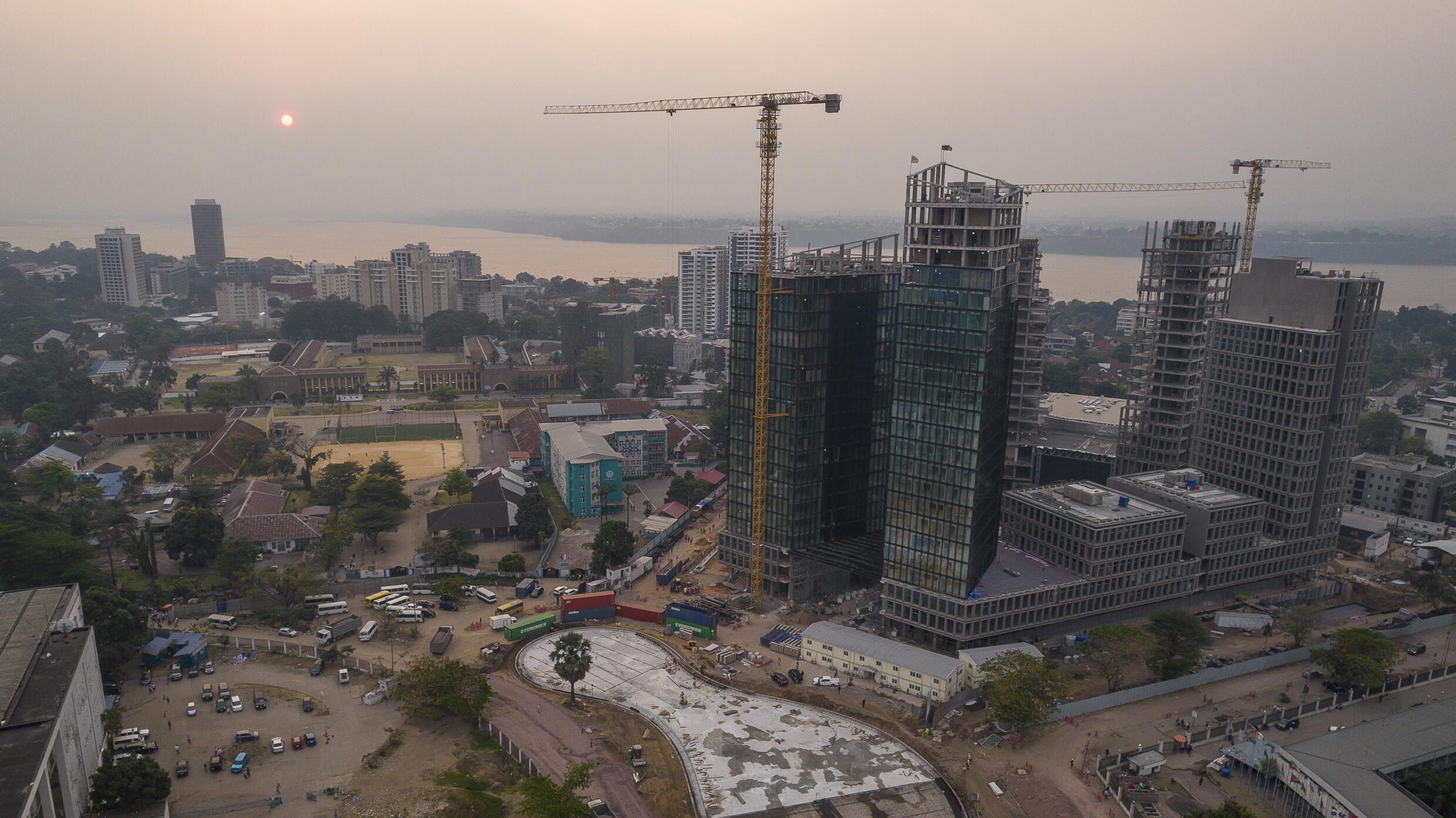 Vue aérienne du chantier de construction d'un complexe financier à Kinshasa, le 5 octobre 2023 en RDC