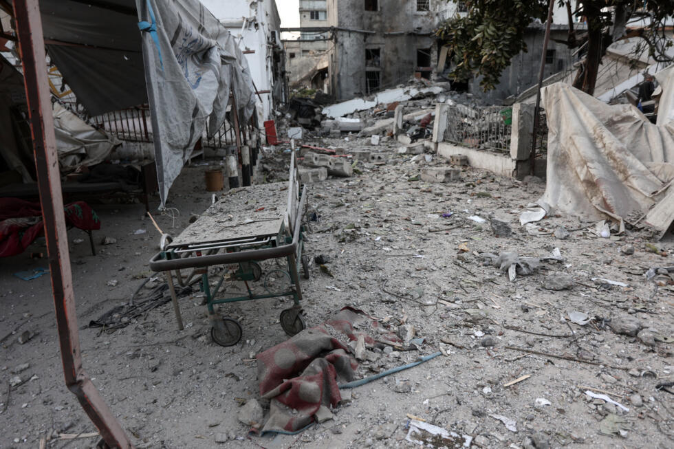 Dans les décombres laissés par une frappe israélienne sur l'hôpital Al-Ahli de Gaza-ville, qui a mis l'établissement à l'arrêt, le 13 avril 2025.