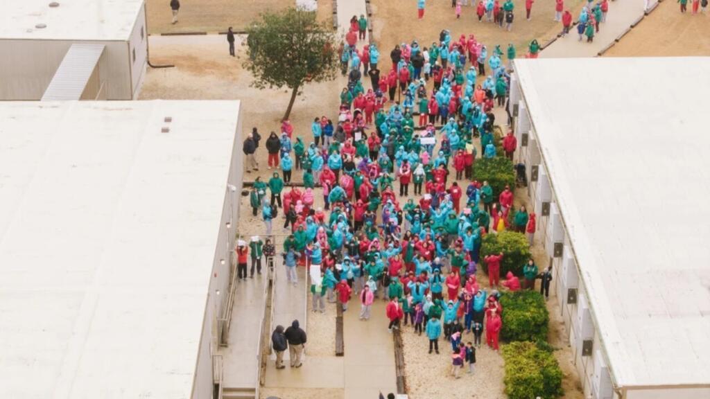 Niños y familias en riesgo: brote de sarampión en centro de ICE en Texas obliga a imponer una cuarentena