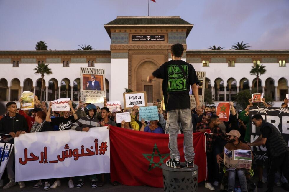 Des manifestants brandissent des banderoles lors d'une manifestation menée par des jeunes pour réclamer des réformes dans les domaines de la santé publique et de l'éducation, sur la place Mohamed V à 