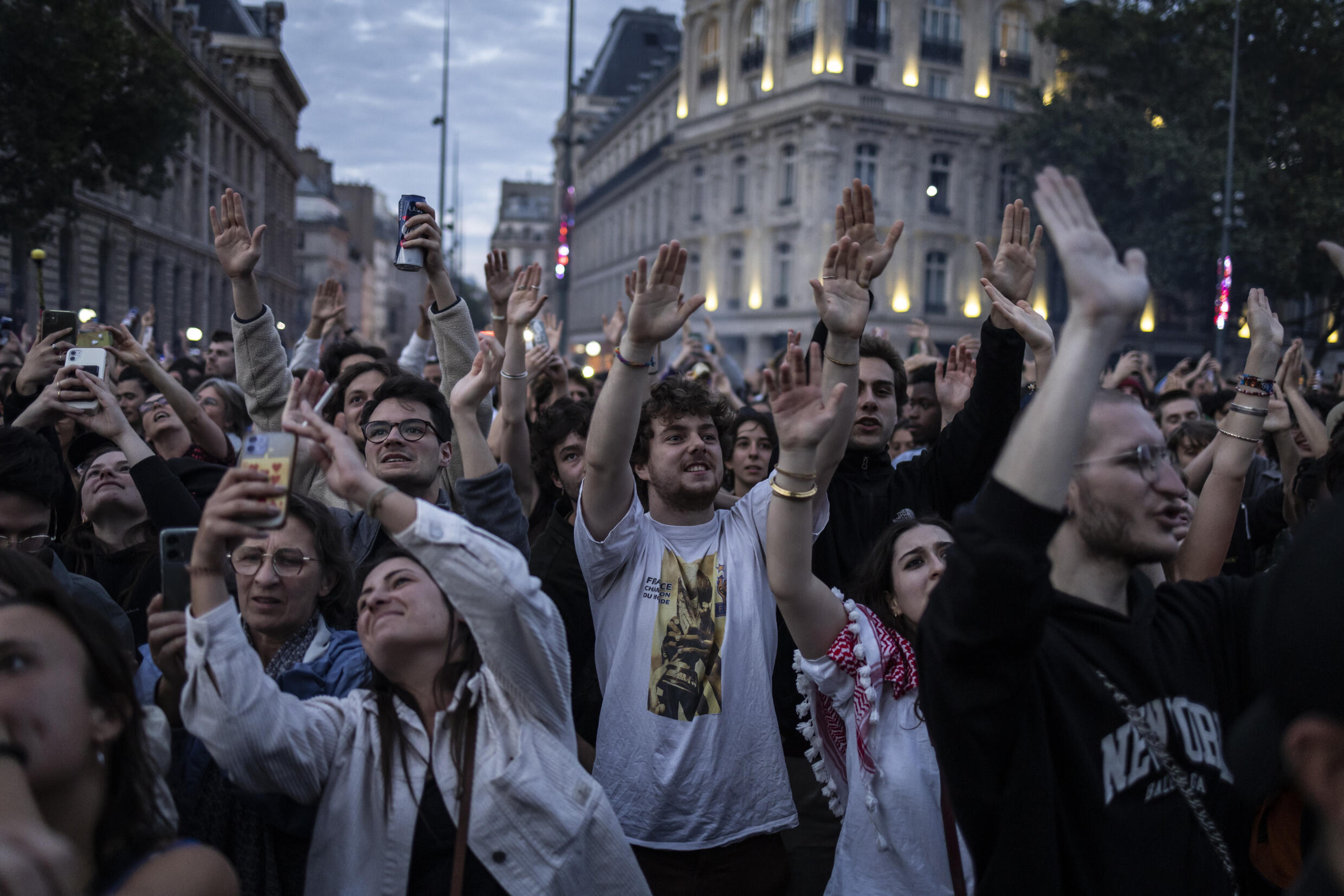 Une foule célèbre l'arrivée en tête surprise du Nouveau Front Populaire (NFP) au second tour des élections législatives, le 7 juillet 2024 place de la République à Paris