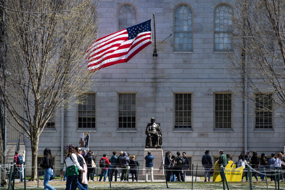 Des manifestants sur le campus d'Harvard, après un rassemblement contre les attaques du président américain Donald Trump contre l'université, à Cambridge (Massachusetts), le 17 avril 2025