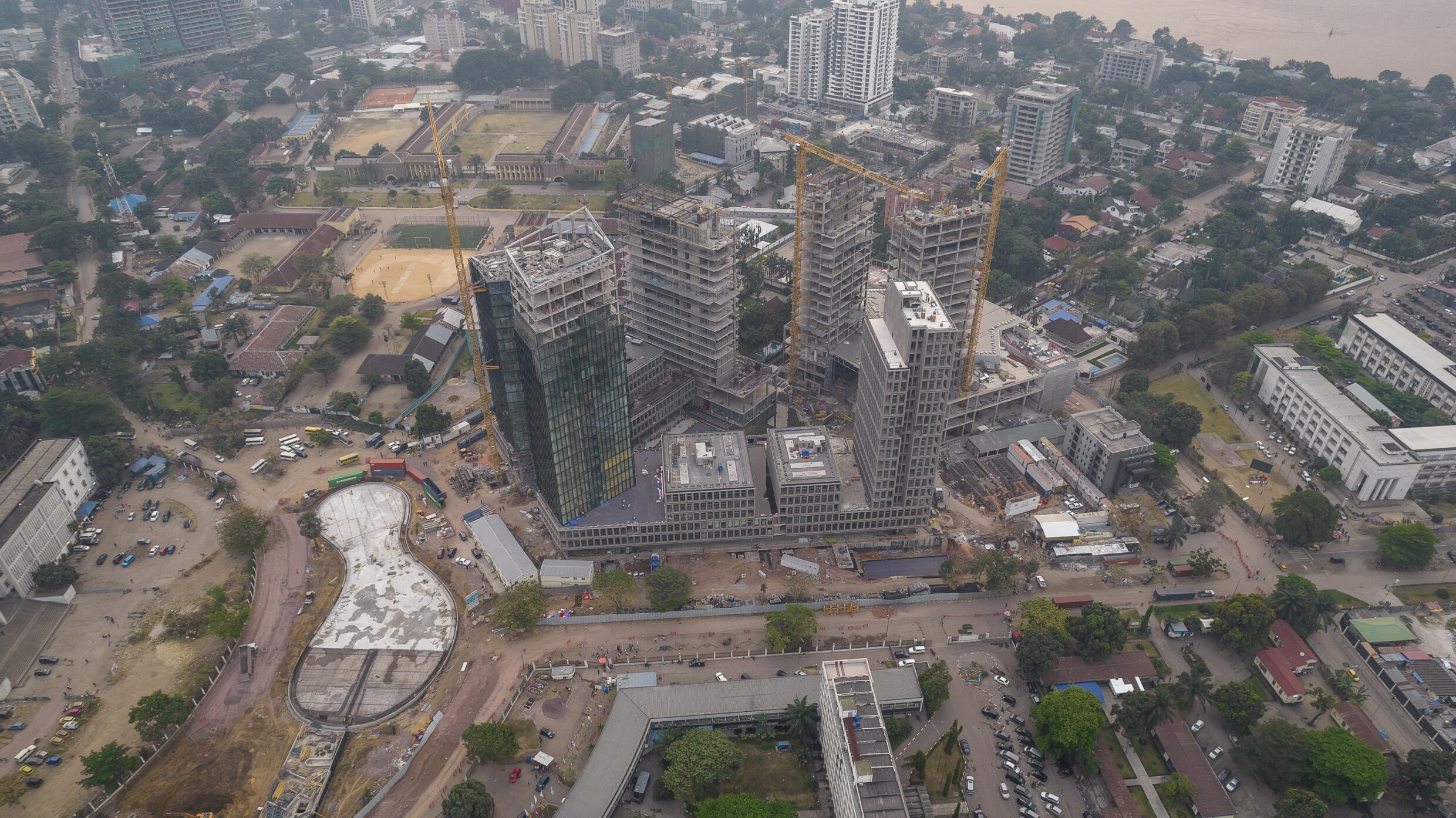 Vue aérienne du chantier de construction d'un complexe financier à Kinshasa, le 5 octobre 2023 en RDC