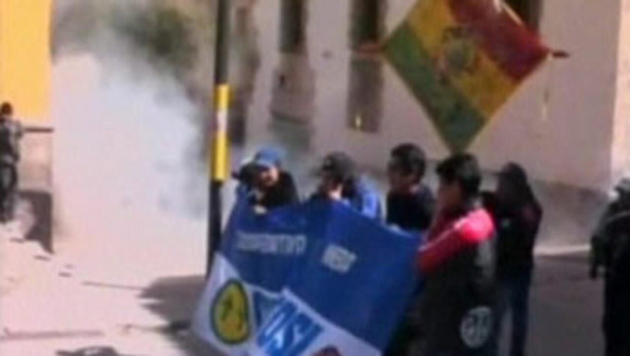 Dozens more tourists escape blockaded town of Potosi