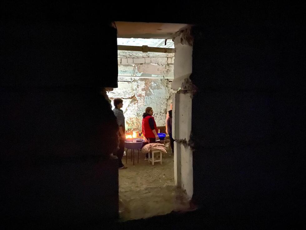 Archivo. Vista de dos personas el 5 de octubre de 2020 en la entrada de un refugio antibombas de mujeres en Stepanakert (Nagorno Karabaj).