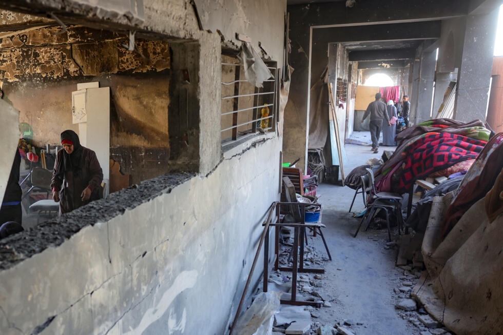 Des Palestiniens dans une école abritant des déplacés frappée par un bombardement israélien, dans la ville de Gaza, le 13 avril 2025.
