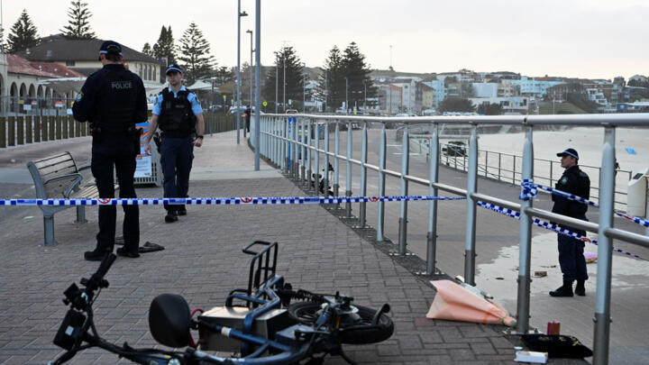 Agentes de policía montan guardia tras el ataque perpetrado durante una celebración festiva judía en la playa Bondi Beach de Sídney, Australia, el 15 de diciembre de 2025.