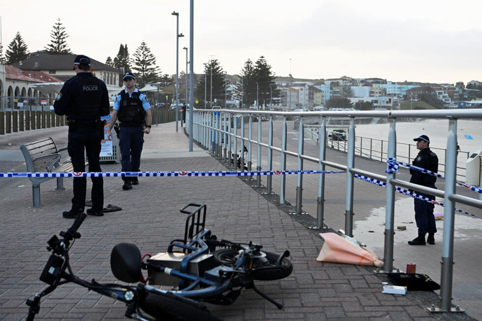 Agentes de policía montan guardia tras el ataque perpetrado durante una celebración festiva judía en la playa Bondi Beach de Sídney, Australia, el 15 de diciembre de 2025.