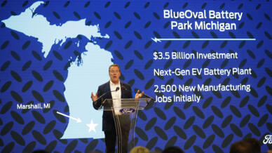 Bill Ford, Presidente Ejecutivo de Ford Motor Company, anuncia que Ford se asociará con la mayor empresa de baterías del mundo, la china Contemporary Amperex Technology, para crear una planta de baterías para vehículos eléctricos en Marshall, Michigan, el 13 de febrero de 2023