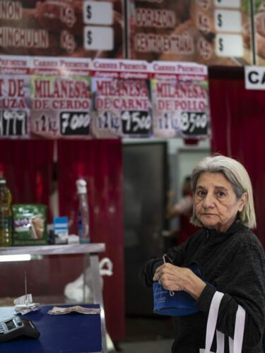 Una clienta espera para pagar la carne de res que ha seleccionado en una carnicería de Buenos Aires, Argentina, el miércoles 10 de abril de 2024.