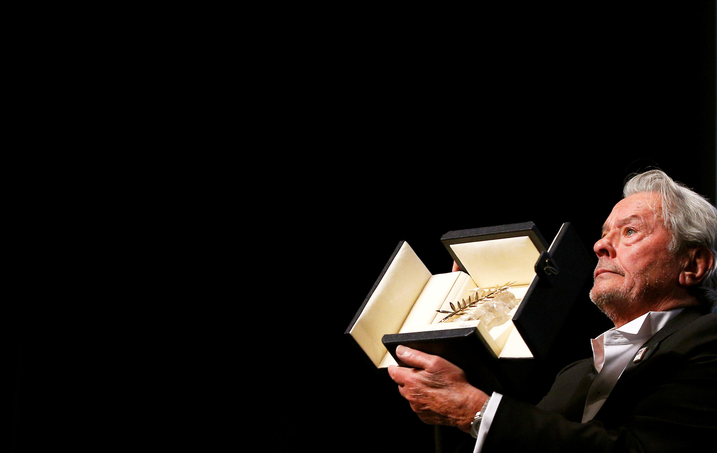 Alain Delon recevant la Palme d’honneur du 72e festival de Cannes, le 19 mai 2019.