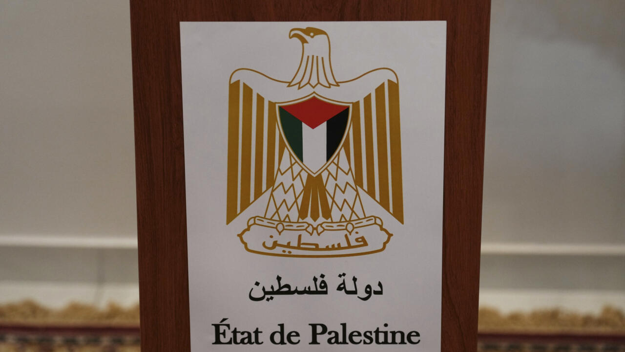 ما الذي تضمنته المسودة الأولى للدستور المؤقت للدولة الفلسطينية؟