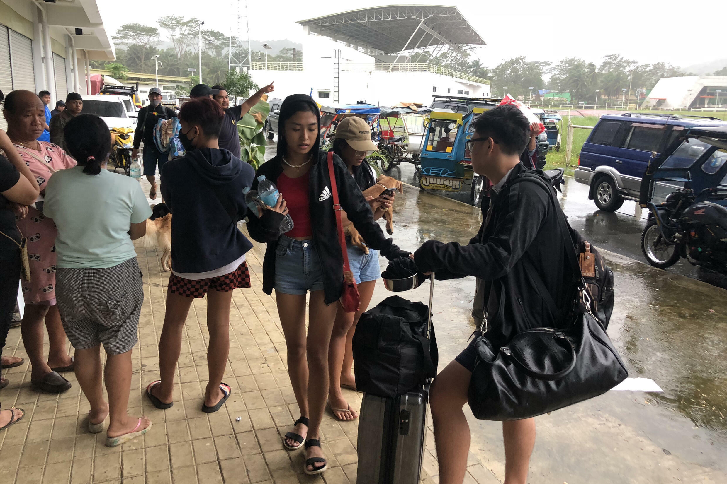 Khách du lịch địa phương đến thăm các bãi biển và điểm lặn nổi tiếng của đất nước trước Giáng sinh là một trong số những người tìm kiếm nơi trú ẩn khẩn cấp.