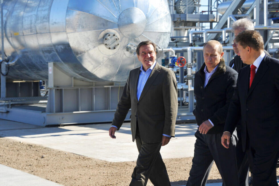 El primer ministro ruso, Vladimir Putin, segundo por la derecha, el director ejecutivo de Gazprom, Alexei Miller, a la derecha, y el ex canciller alemán Gerhard Schroeder, a la izquierda, visitan la estación compresora de gas de Portovaya, a las afueras de Vyborg, a unos 170 kilómetros al noroeste de San Petersburgo, Rusia, el martes 6 de septiembre de 2011.