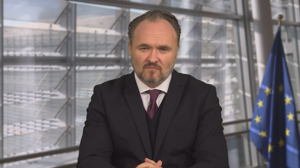 يقول مفوض الاتحاد الأوروبي إن أوروبا بحاجة إلى “نداء استيقاظ ضخم” لمعالجة أزمة الإسكان