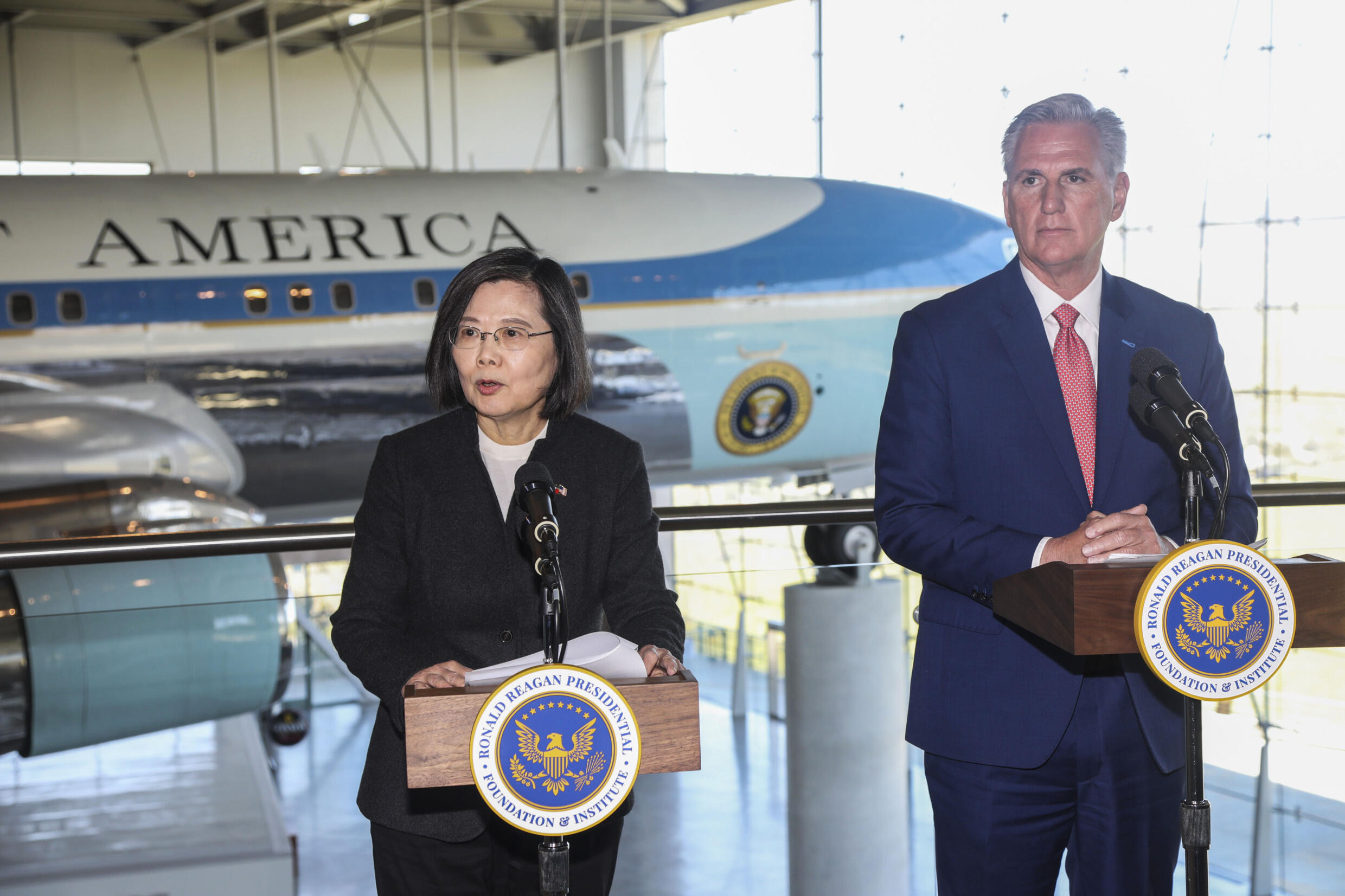 La presidenta de Taiwán, Tsai Ing-wen, y el presidente de la Cámara de Representantes de EE. UU., Kevin McCarthy, celebran una conferencia de prensa después de una reunión en la Biblioteca Presidencial Ronald Reagan, en Simi Valley, California, EE. UU., 5 de abril de 2023.