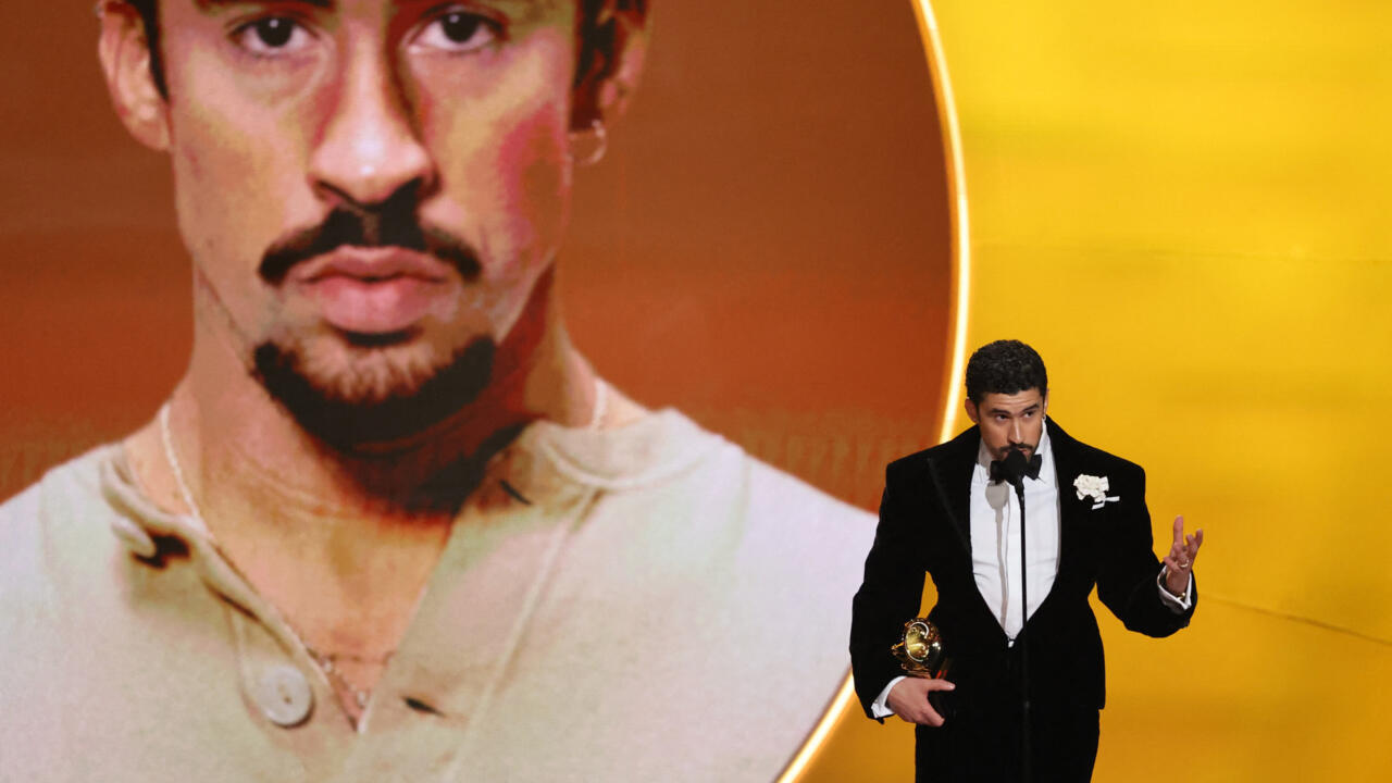 Bad Bunny en Billie Eilish zetten ‘ICE out’-protest in de kijker tijdens de Grammy Awards van 2026