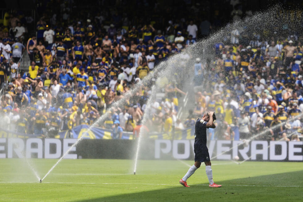 Gerard Garriga d'Auckland City se rafraîchit sous les arroseurs pendant une pause lors du match du Mondial des clubs entre Auckland City et Boca Juniors à Nashville, Tennessee, mardi 24 juin 2025.