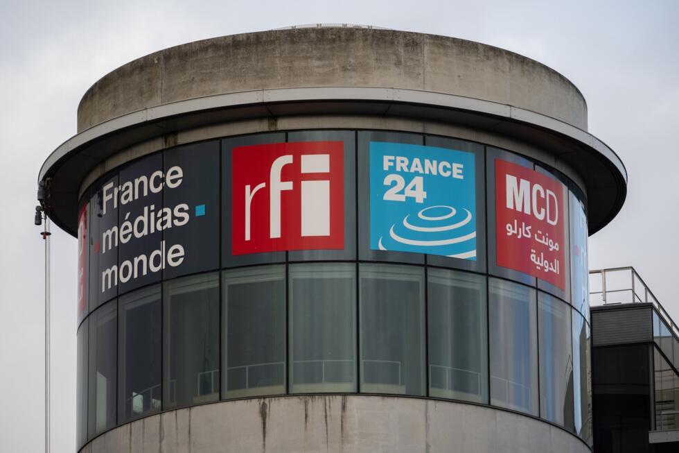 Lors du passage du texte en commission mi-juin, France Médias Monde, branche internationale de l'audiovisuel public français (RFI, France 24), a été exclu du périmètre de la holding.