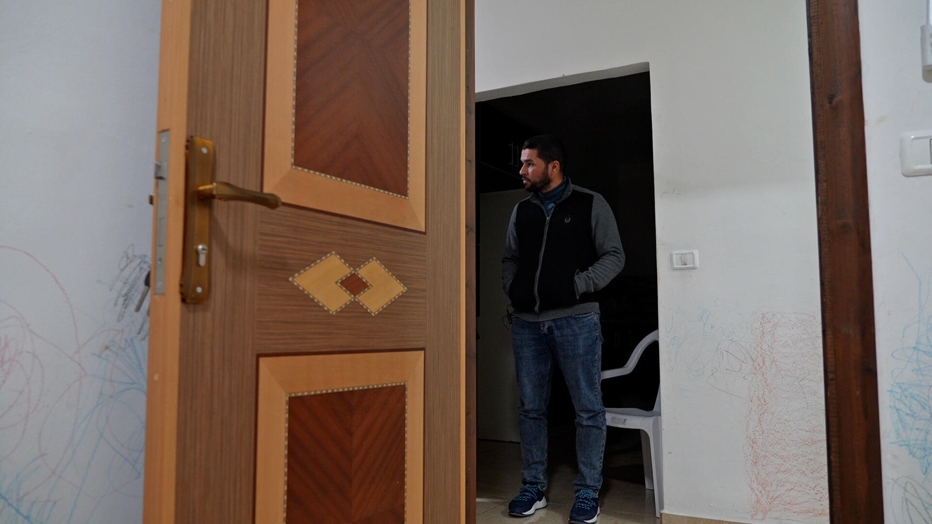 Los dibujos de sus dos hijas decoran la casa aún en pie de Feras y su familia, quienes invirtieron materiales costosos en puertas y suelos, en el terreno heredado de su abuelo en Jabel Mukaber, Jerusalén Este ocupado.