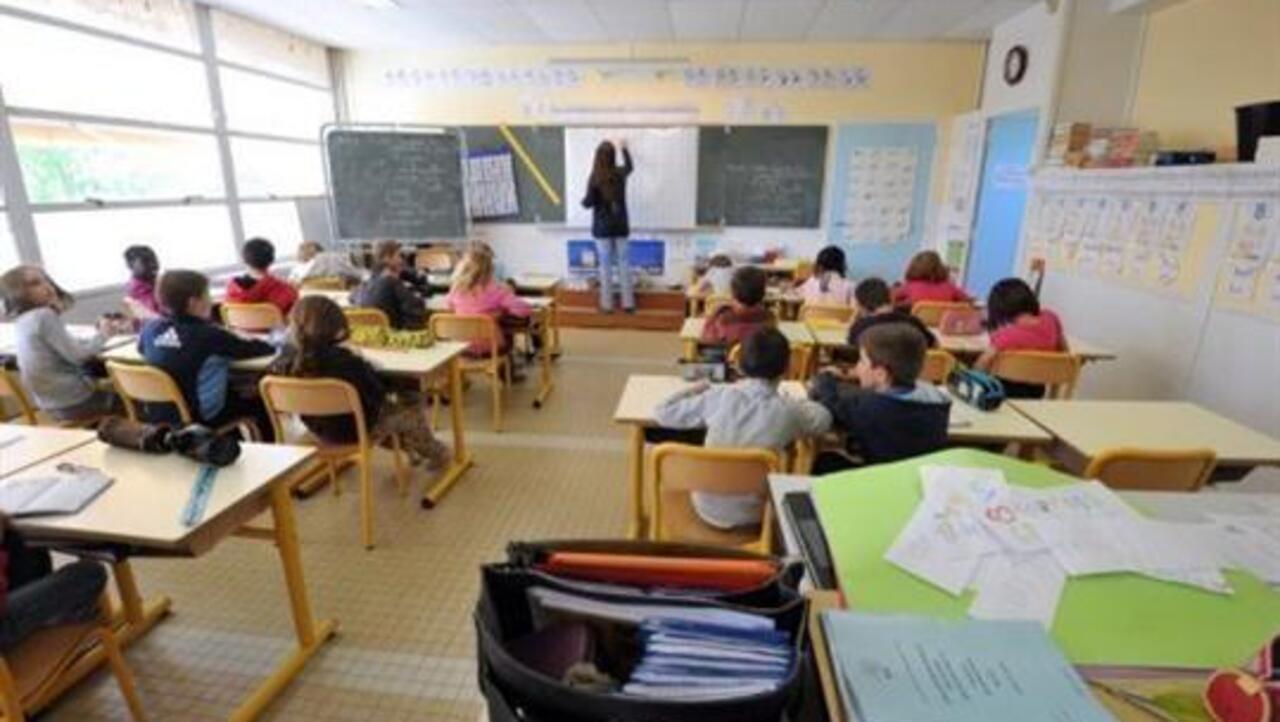 How many people live in france image