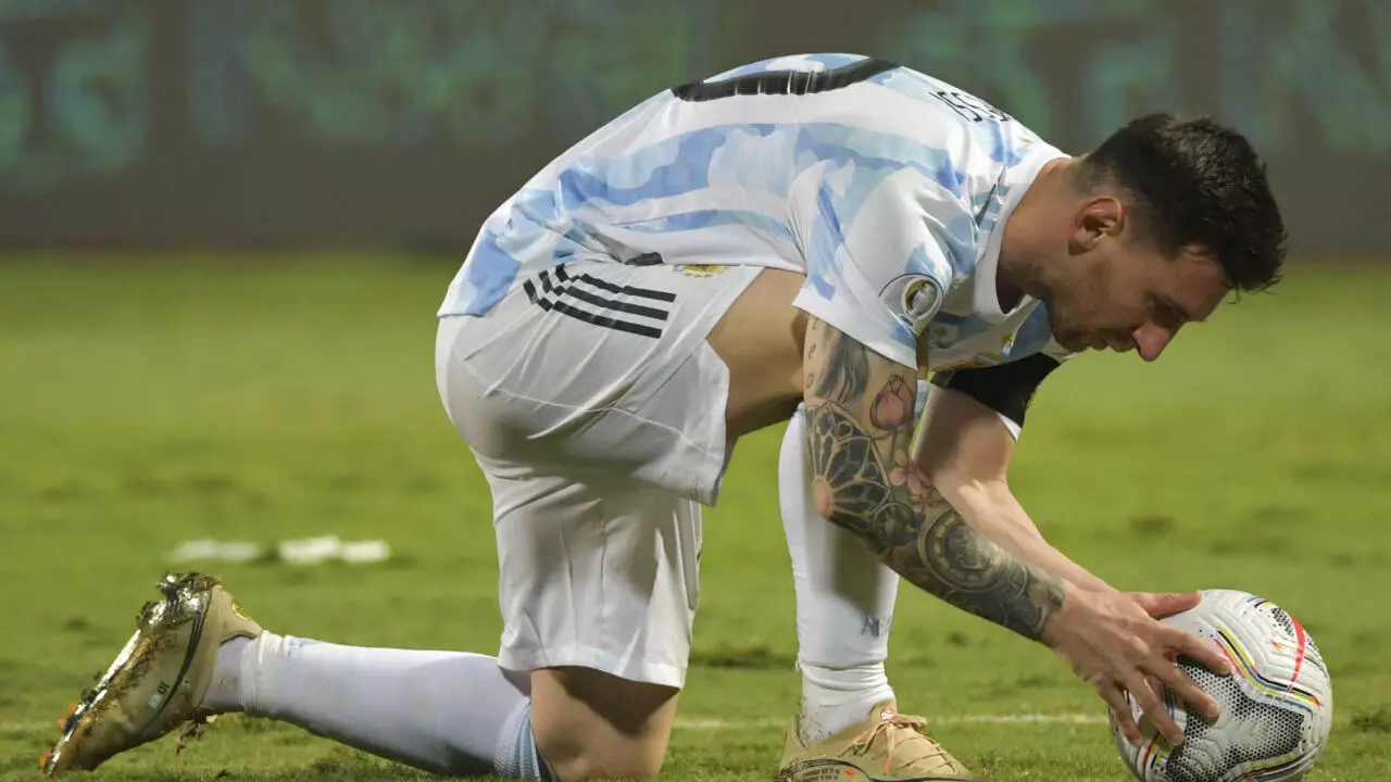 Messi derrocha magia para ilusionar a Argentina pero Neymar también sueña con el Maracaná - France 24