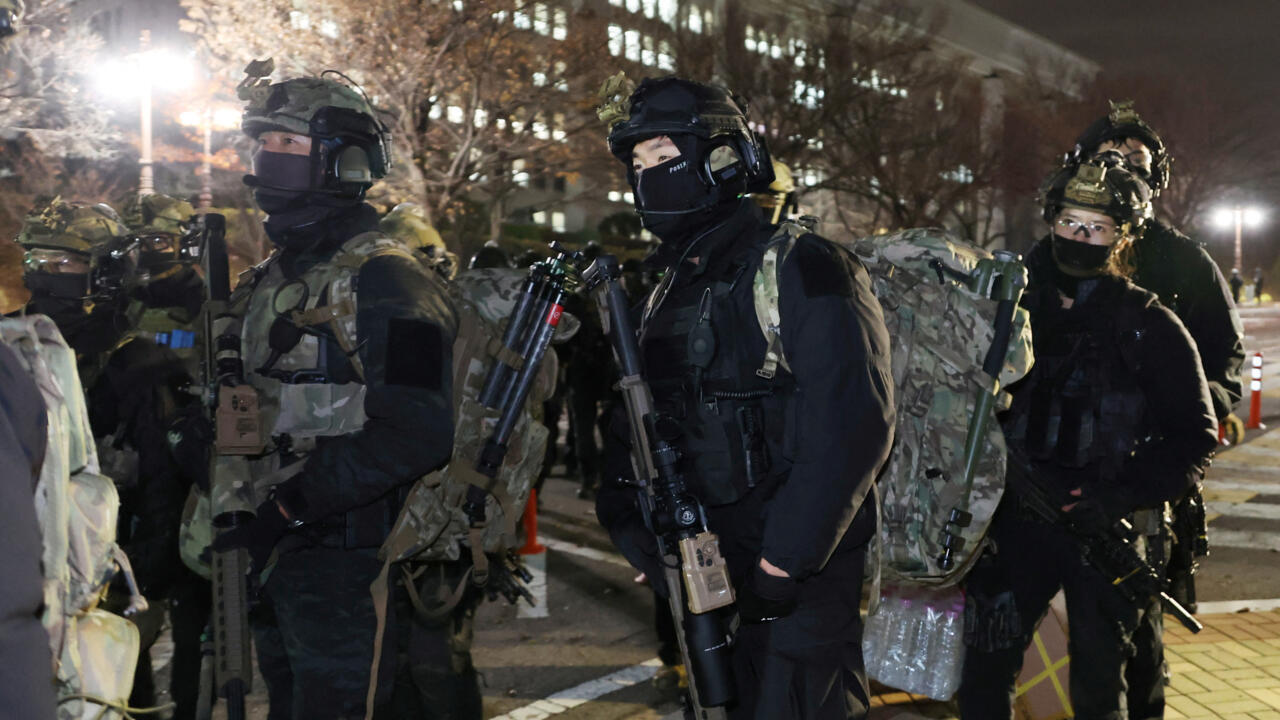 El Parlamento surcoreano vota a favor de bloquear la declaración de ley  marcial del presidente