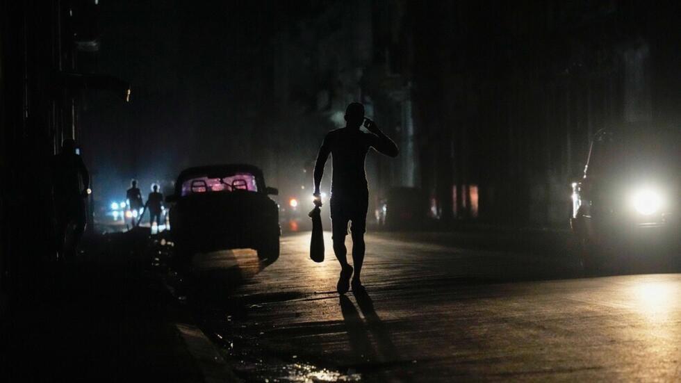Un residente camina por una calle durante un apagón general en La Habana, Cuba, el viernes 14 de marzo de 2025.