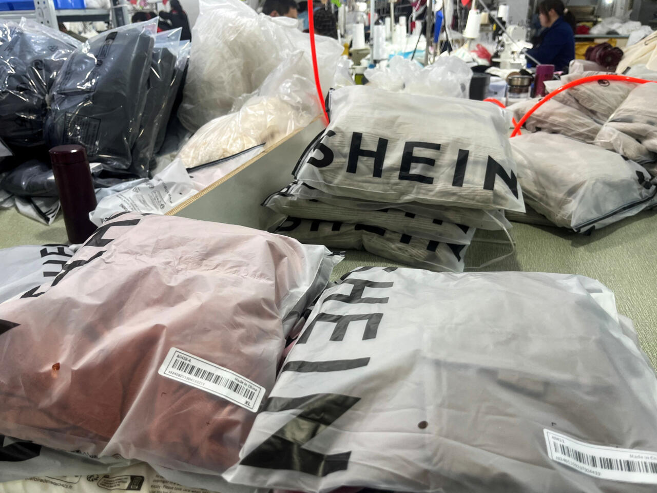 SHEINの不良品の紐 Shein's childlike sex dolls 'not acceptable', visiting French