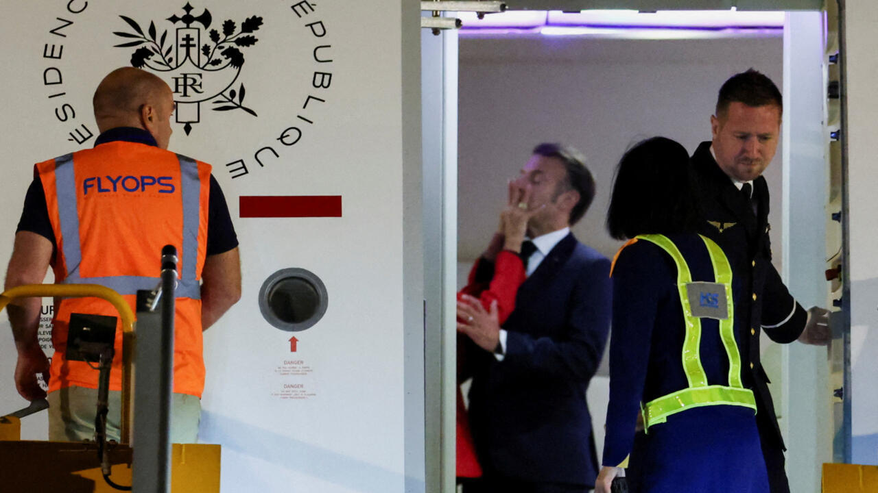 El momento en el que Macron parece ser abofeteado por su esposa; el mandatario lo desmiente