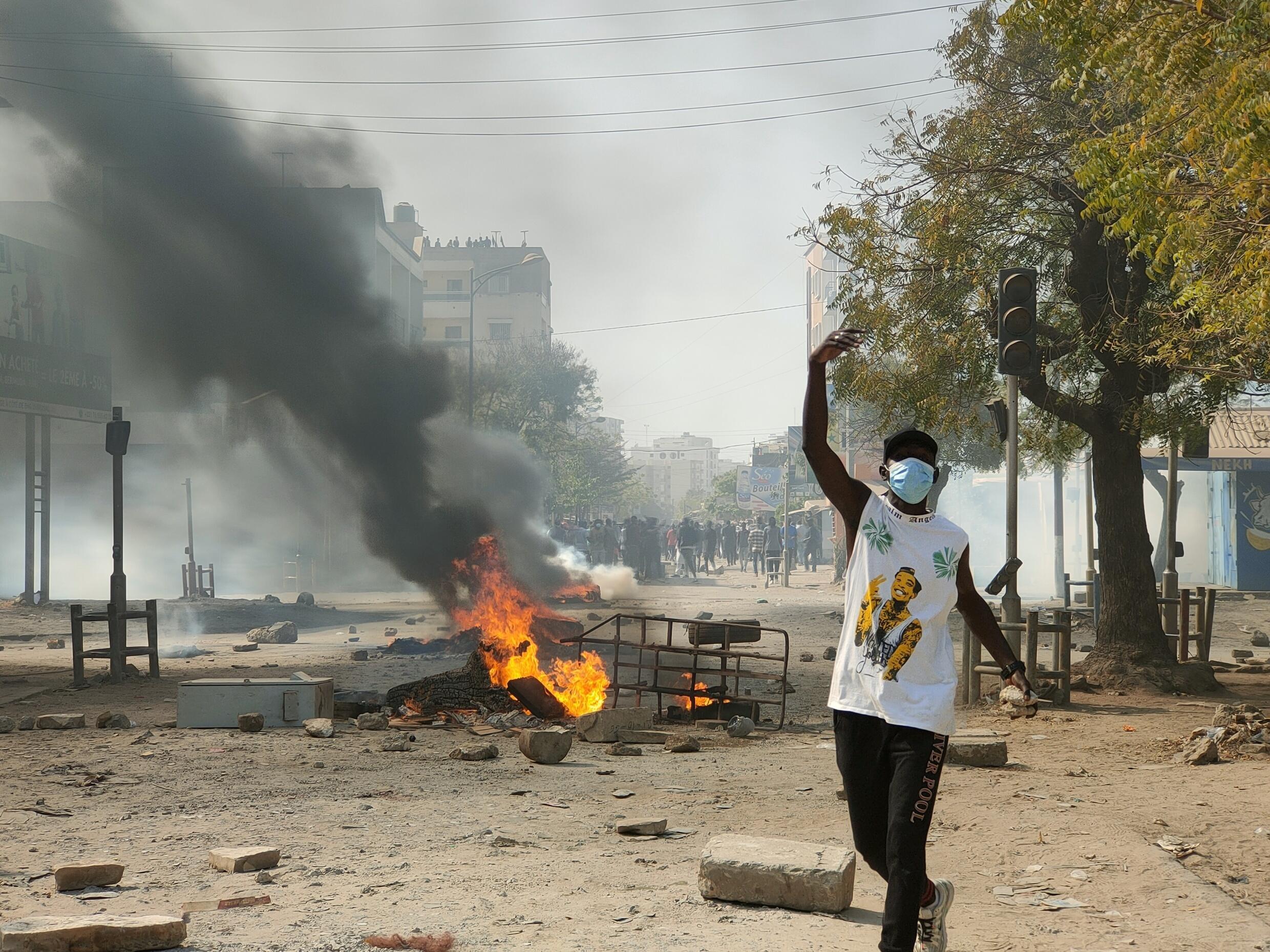 Des feux bloquent plusieurs routes autour de la place de la Nation.