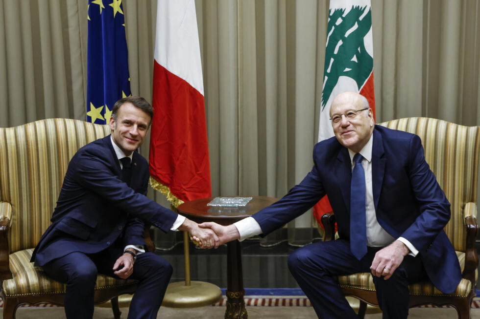 Le président français Emmanuel Macron (g) et le Premier ministre libanais sortant Najib Mikati, le 17 janvier 2025 à Beyrouth