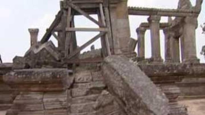 UN court orders Thai, Cambodian troops to leave disputed temple