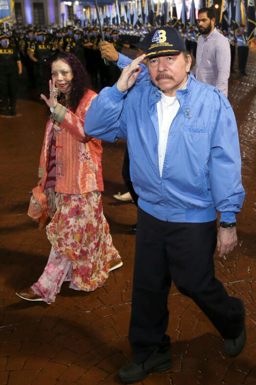 Zdjęcie wydane przez prezydenta Nikaragui, prezydenta Nikaragui Daniela Ortegi (z prawej) oraz wiceprezydenta i pierwszą damę Rosario Murillo (z lewej), przybywają na Plac Rewolucji, aby uczcić 43. rocznicę Policji Narodowej w Managui, 28 września, 2022.