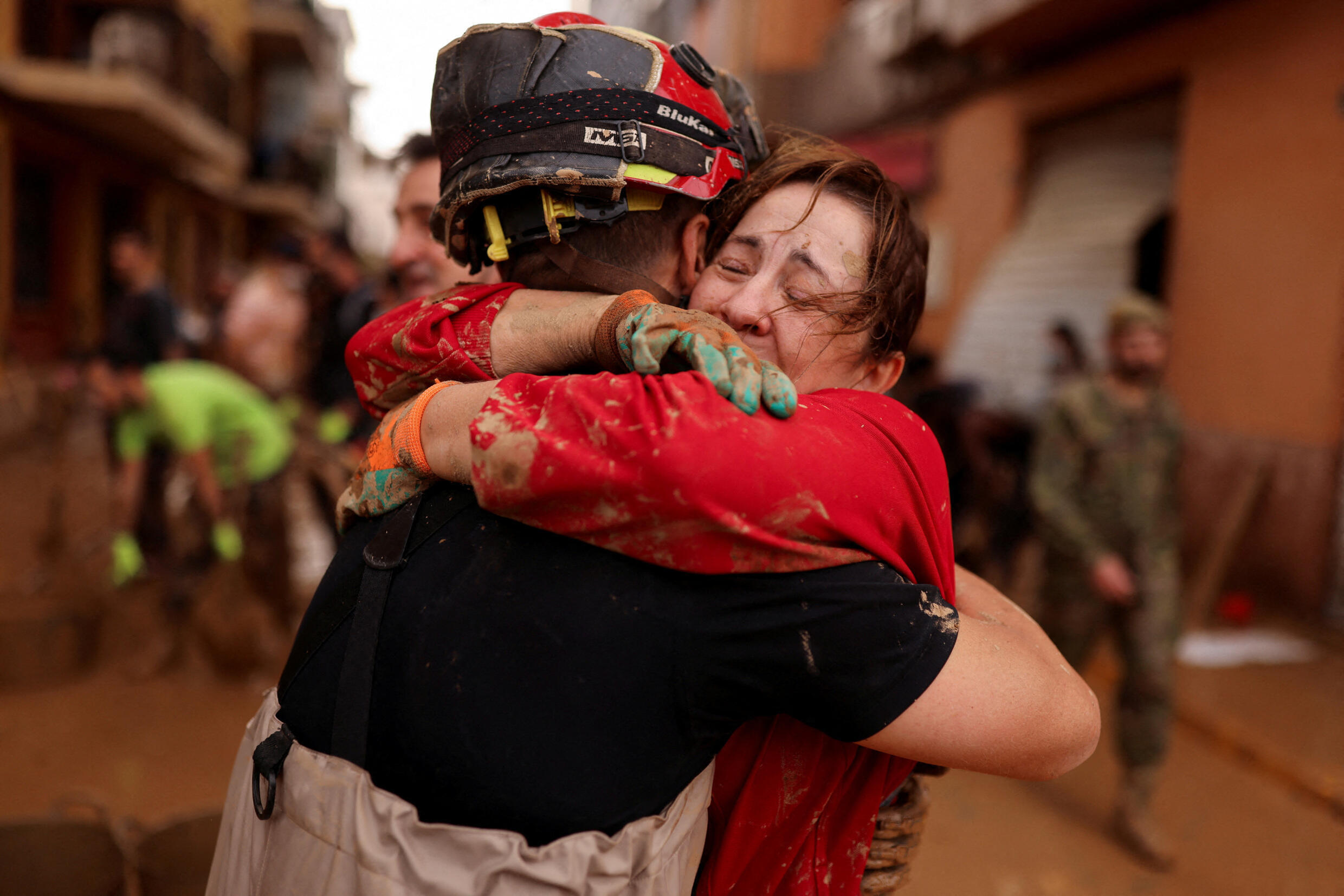 Un miembro de la Unidad Militar de Emergencias (UME) de España se abraza con una lugareña, tras las inundaciones provocadas por las fuertes lluvias, en Sedavi, cerca de Valencia, España, 3 de noviembre de 2024.