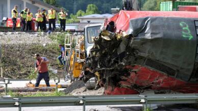 Archivo- Policías y trabajadores cerca de un vagón de tren volcado durante trabajos de salvamento en el lugar del descarrilamiento de un tren cerca de Burgrain, al norte de Garmisch-Partenkirchen, sur de Alemania, el 4 de junio de 2022.
