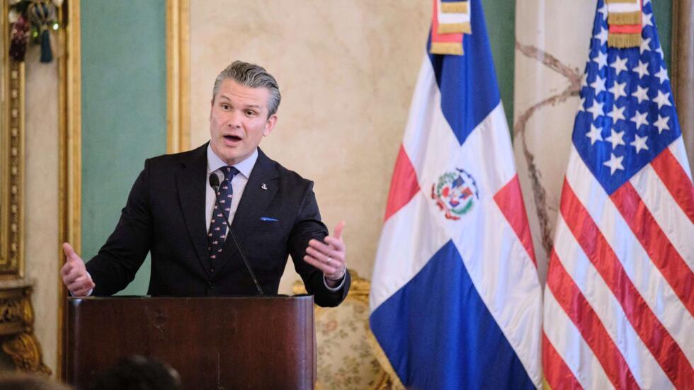 El secretario de Defensa de Estados Unidos, Pete Hegseth, habla durante una conferencia de prensa tras reunirse con el presidente dominicano, Luis Abinader, en el Palacio Nacional de Santo Domingo, República Dominicana, el 26 de noviembre de 2025.