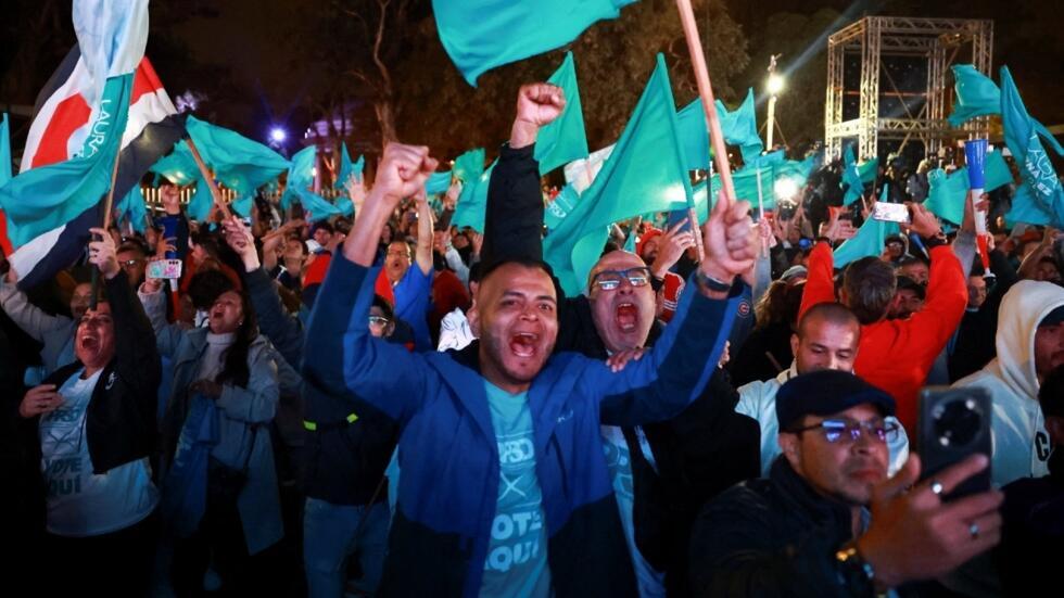 Simpatizantes de la candidata oficialista Laura Fernández celebran tras conocerse su amplia ventaja en las elecciones presidenciales de Costa Rica, en San José, el 1 de febrero de 2026.