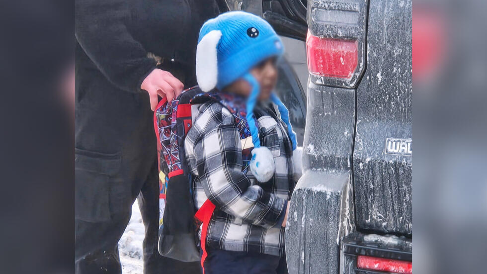 Liam Conejo Ramos, de 5 años, es detenido por agentes del Servicio de Inmigración y Control de Aduanas de Estados Unidos (ICE) tras llegar a casa desde el preescolar el martes 20 de enero de 2026, en un suburbio de Minneapolis.